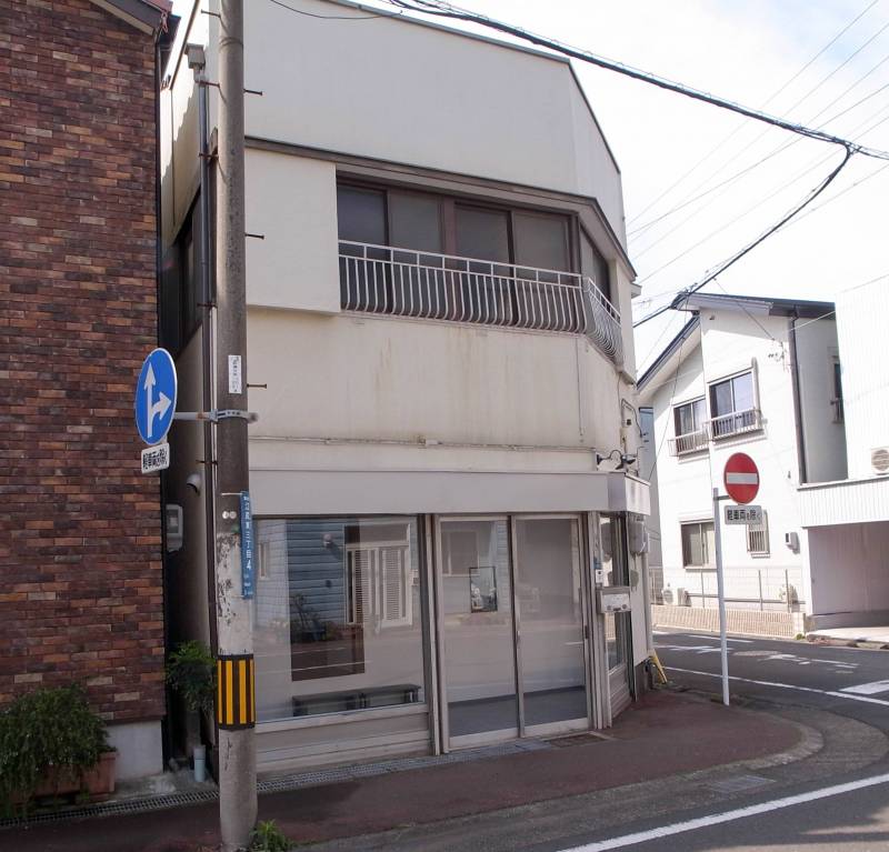 もと写真屋だった建物を住宅用にリフォームしました