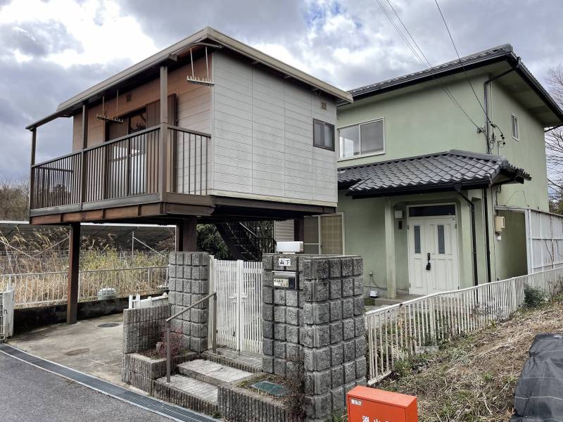 駐車場2台。上は別棟で事務所にも。