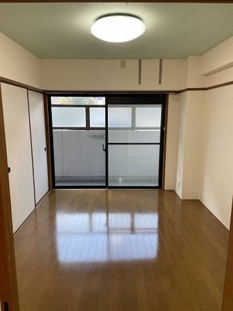 向かって右　洋室