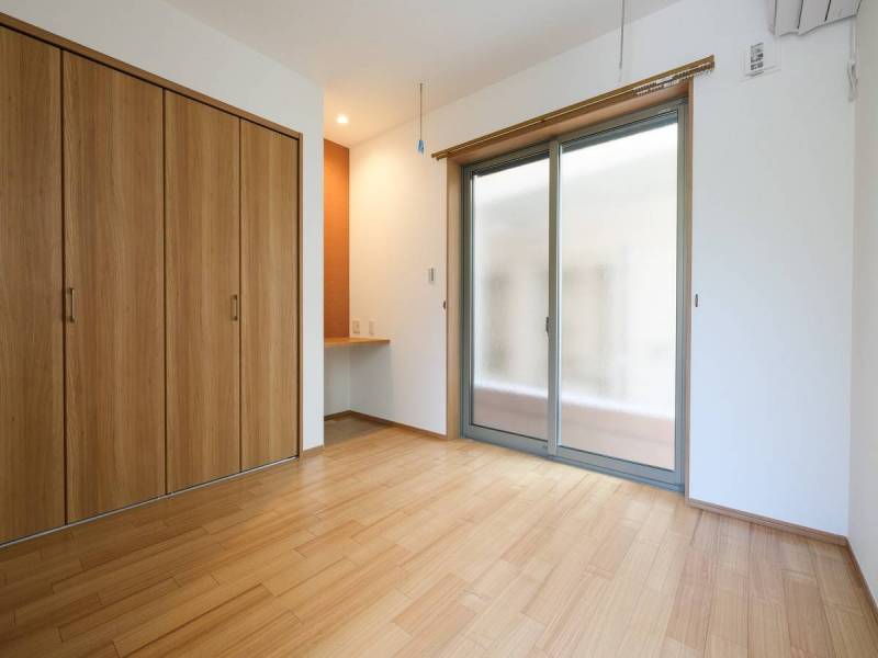 寝室想定のお部屋ですが、掃出し窓の前には物干しポールつき。