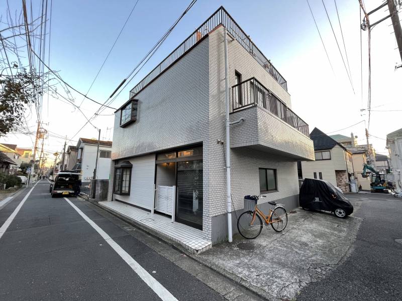 西側に駐車場があり、中型車までであれば停められます。