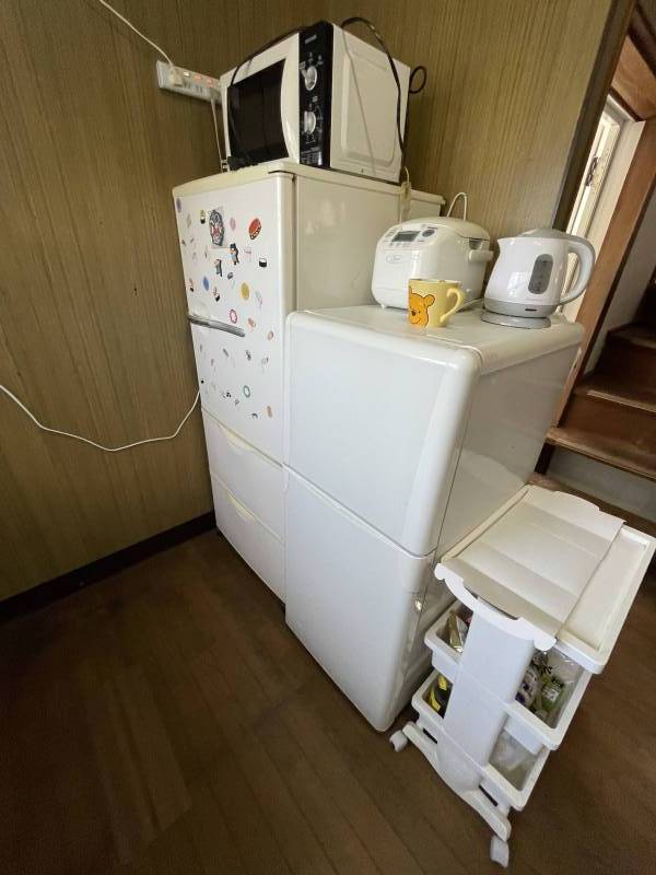 冷蔵庫2台と電子レンジは新しいです。