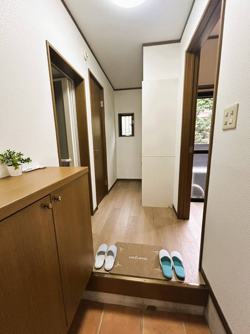 玄関から見る部屋、新品LED