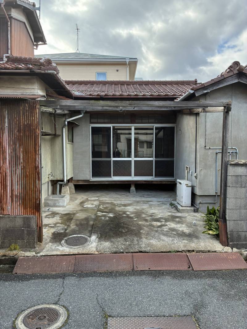 駐車スペースです。自転車もバイクも置けます。