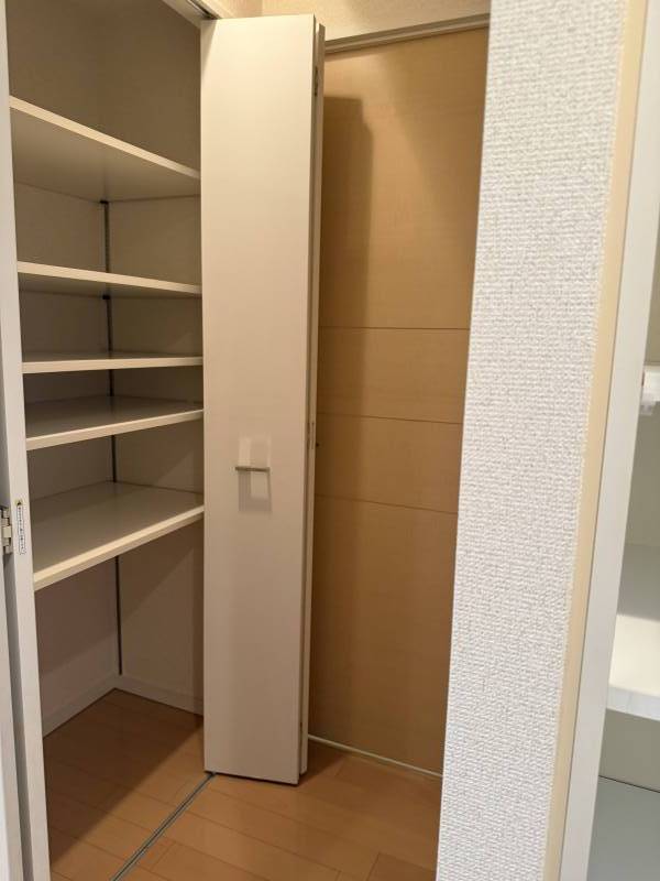 廊下にも、収納棚たくさん