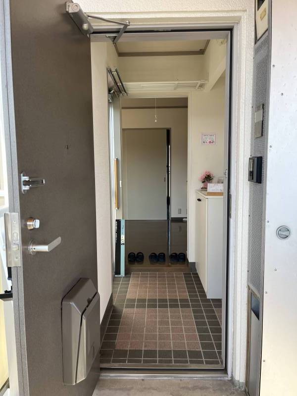 ♬玄関①♬ロールスクリーンの昇降で、室内、目隠しできます！