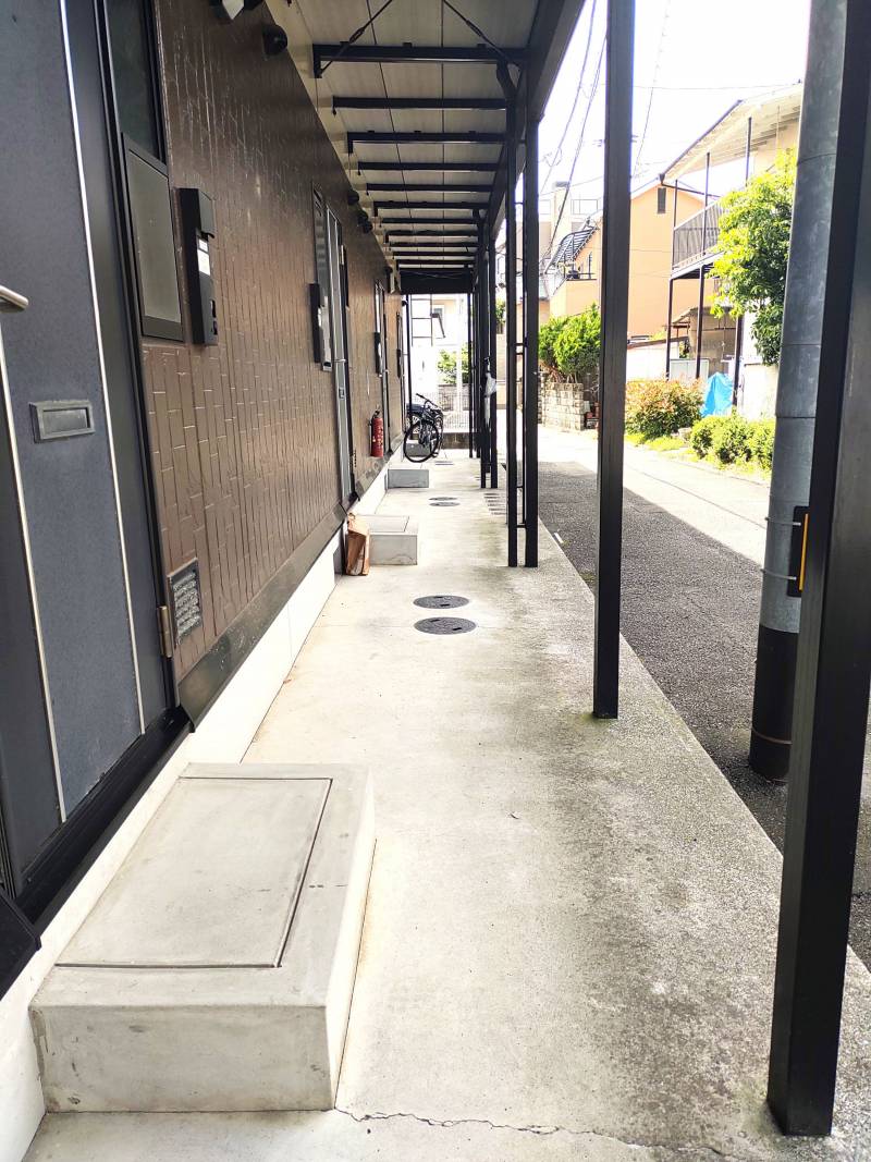 １階の玄関には屋根があるので、雨に濡れません♪