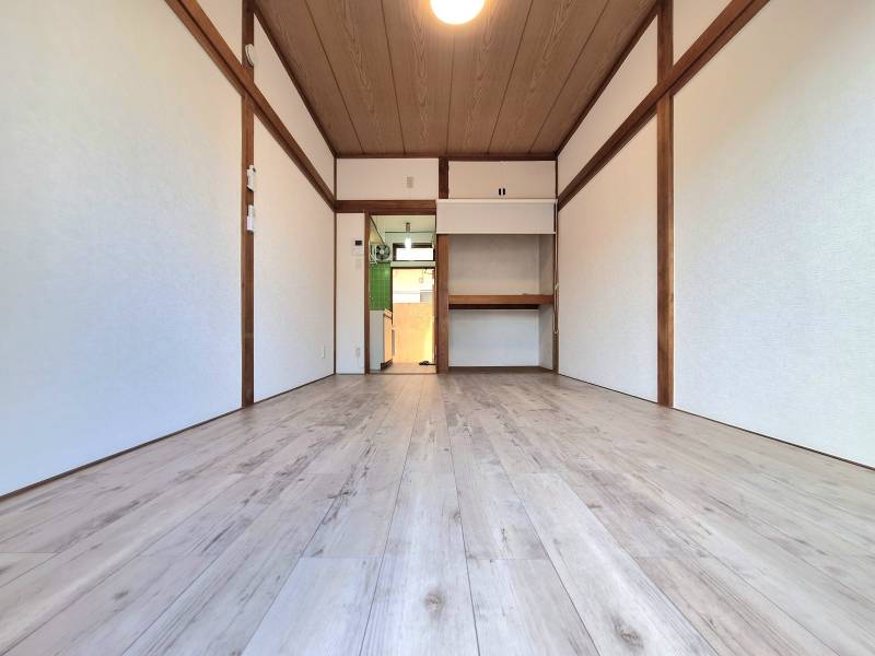 ベランダ側から見た部屋全体