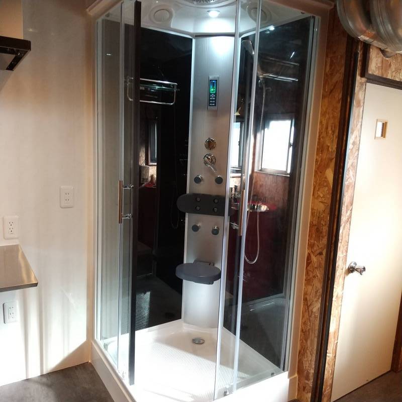 スタイリッシュなシャワールーム