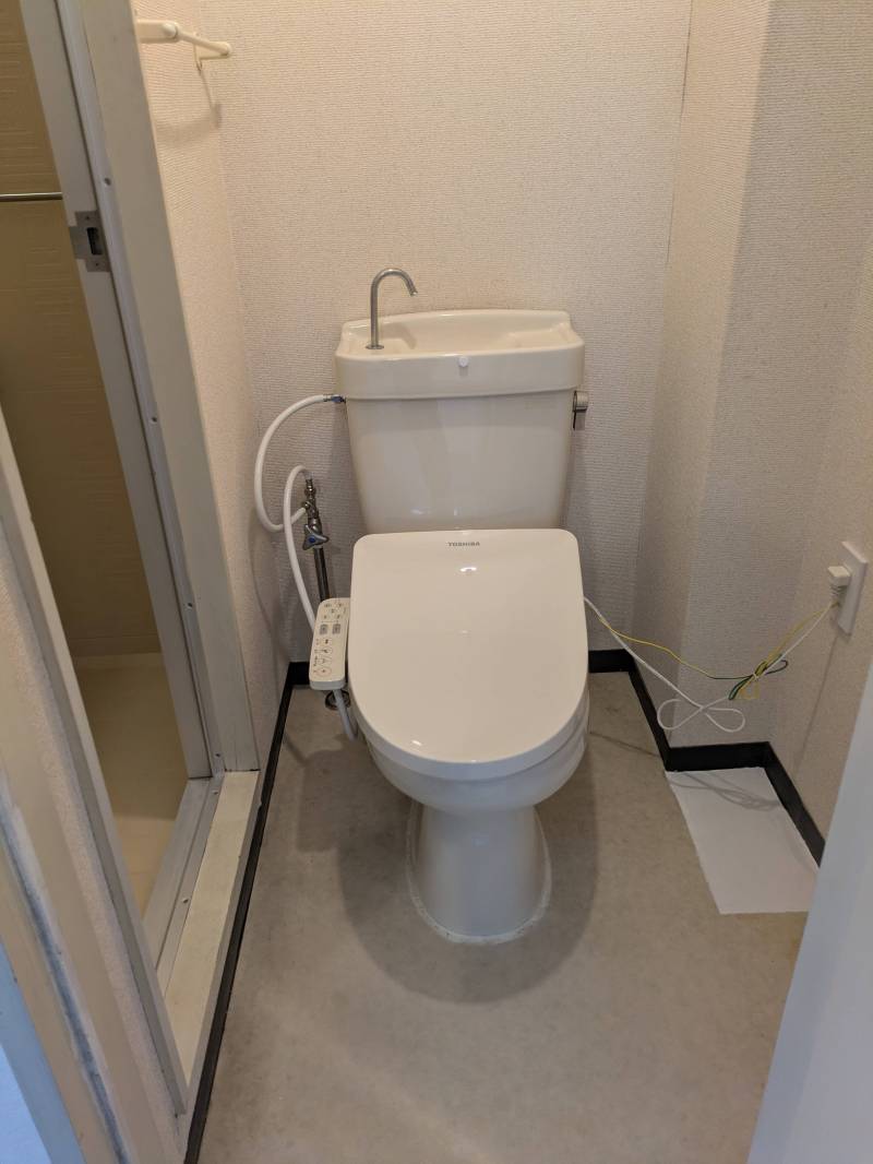 ウォシュレット付きトイレ
便座はゆっくり閉まるので静かです。