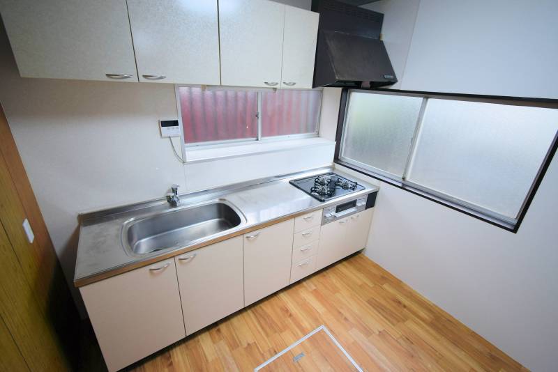 システムキッチン、
コンロ・水栓は新品交換済