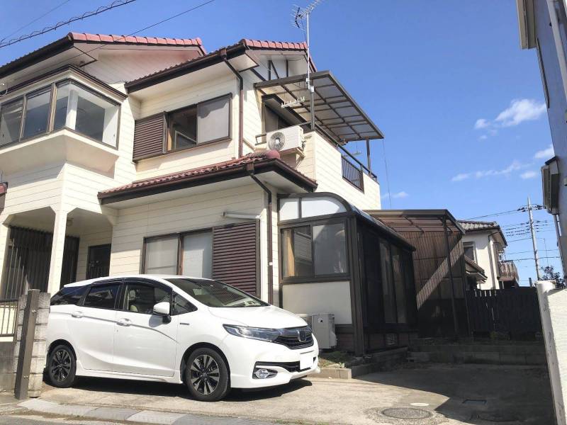 敷地内駐車場２台（車種による）