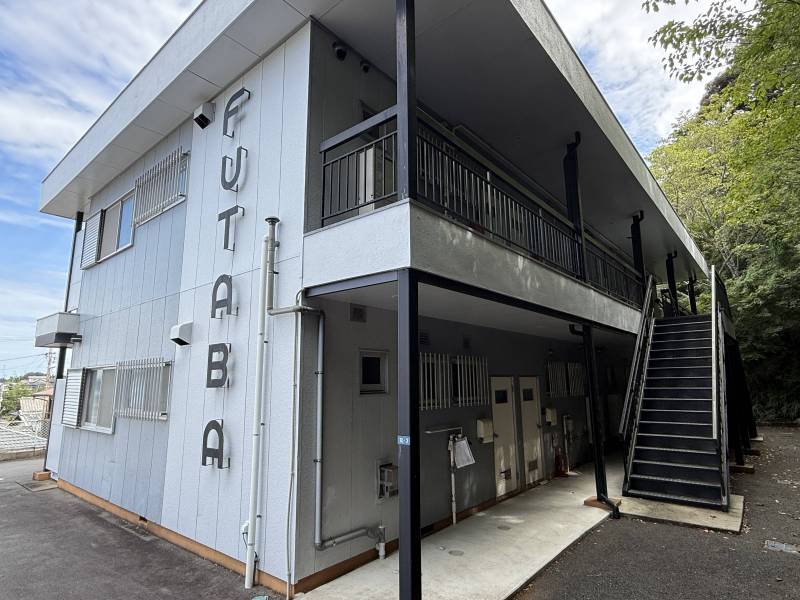 塗装と舗装を行い綺麗になっています。高台で見晴らしが良いです