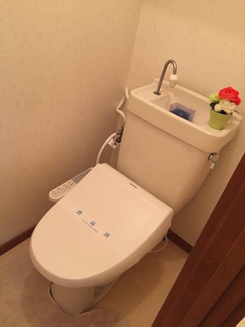 〜トイレ〜温水洗浄便座付き、上部収納棚あり