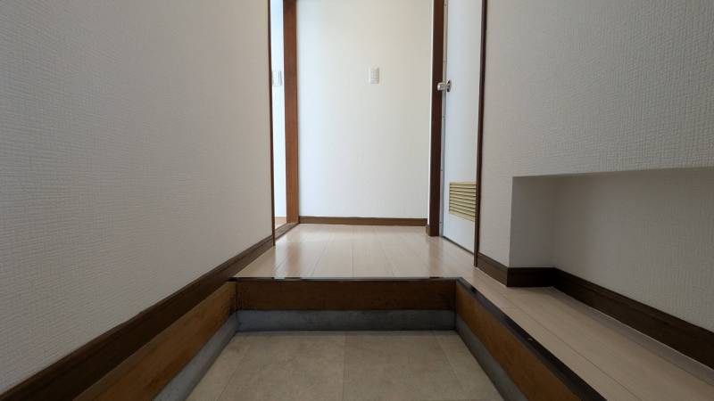使い勝手の良い玄関。小物置もあります。