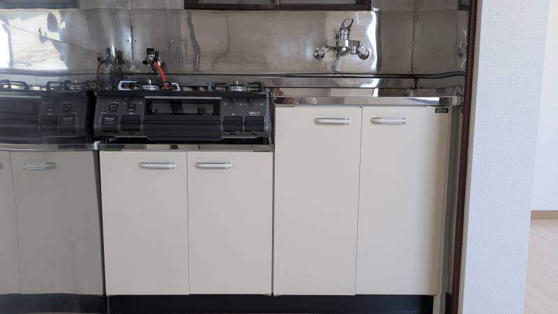 新品：キッチン、シングルレバー水栓、ガスコンロ。