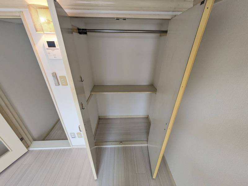 衣類や荷物を収納できるクローゼット