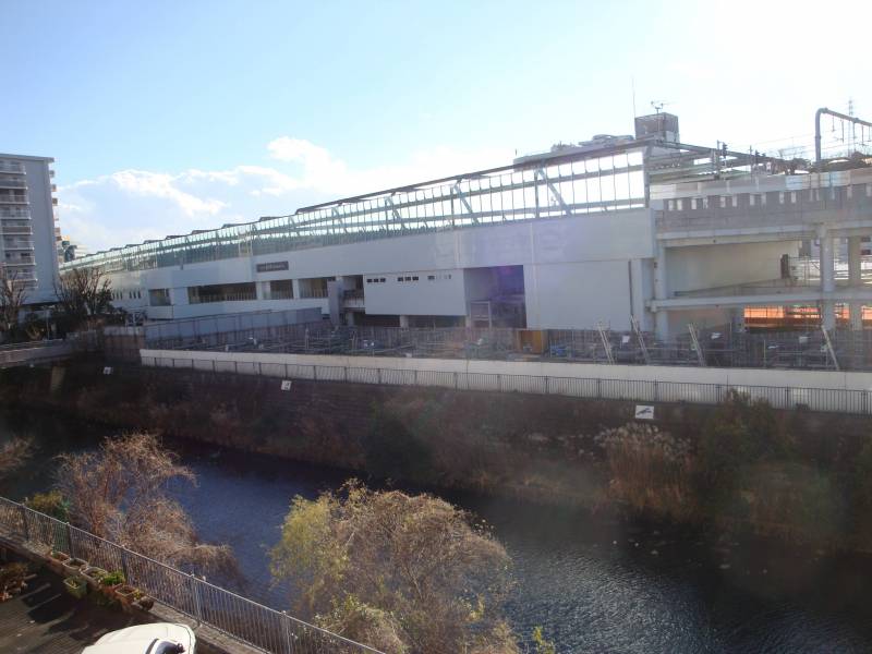 ベランダからの眺望です。星川駅が目の前に間には駐車場と帷子川