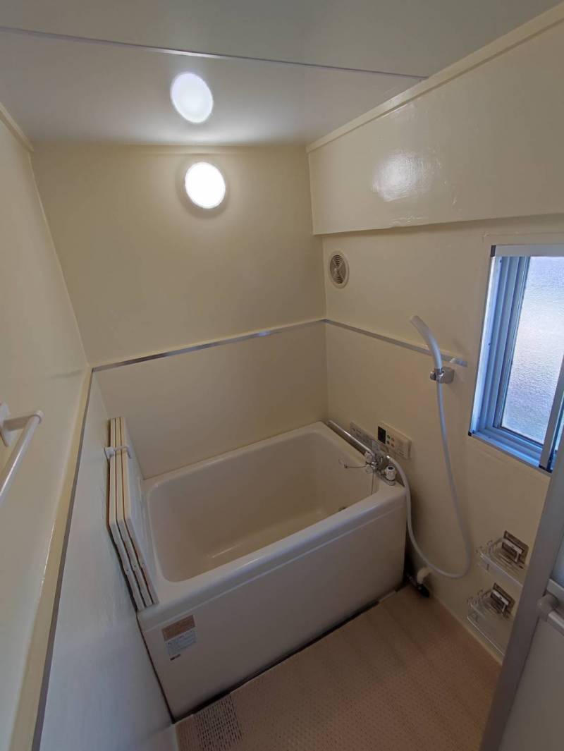 浴槽は新品!！網戸付き窓あります♪
※プロによる清掃済み