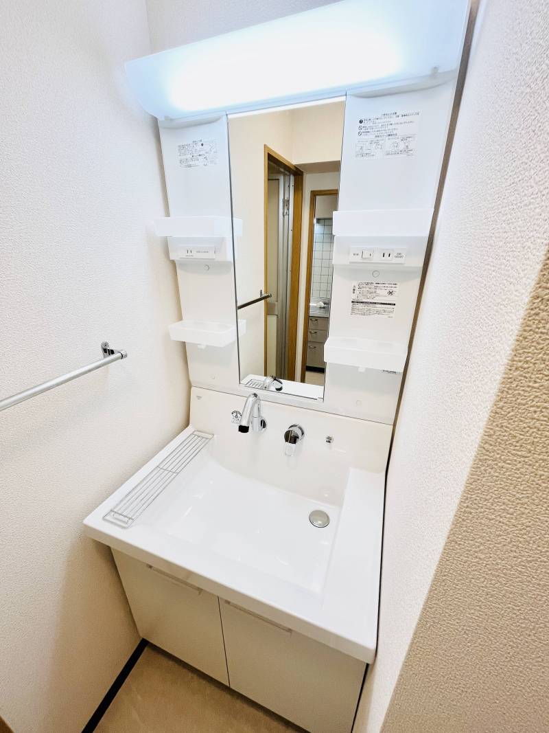 脱衣所と分譲仕様の75cm洗面台♪贅沢にお使い頂けます！