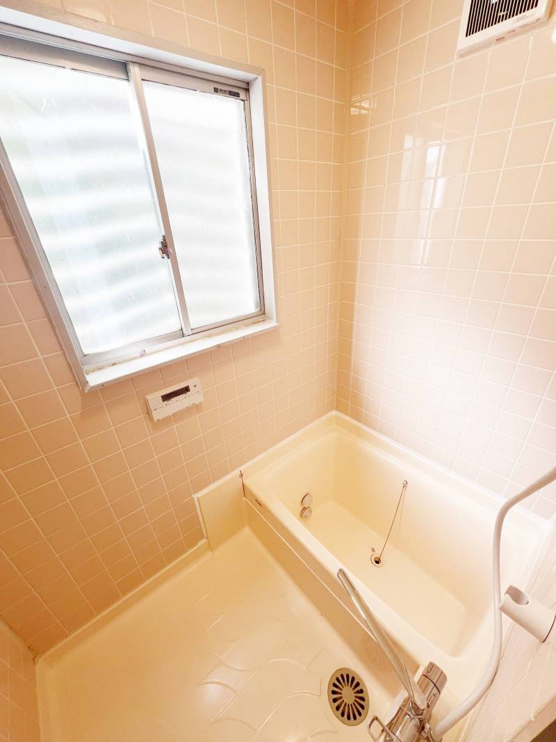 シャワー水栓新設、窓・換気扇付きです。