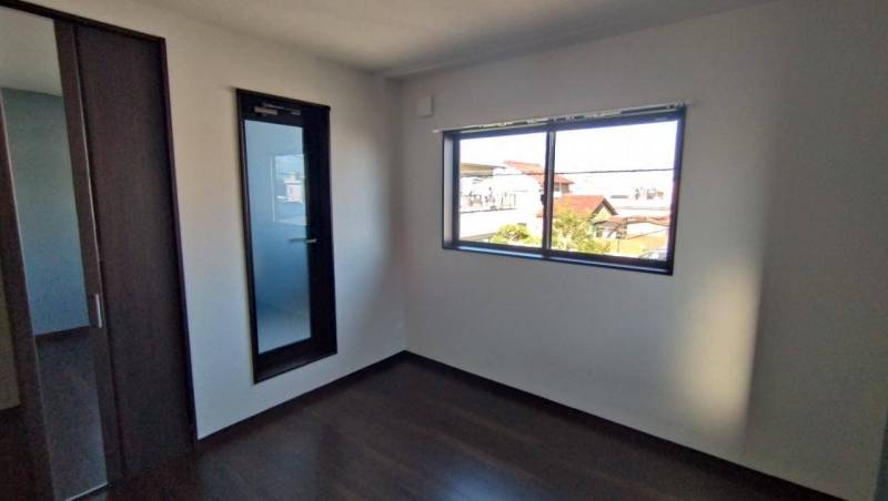 2階バルコニーに続く6.1帖洋室、クローゼットあり