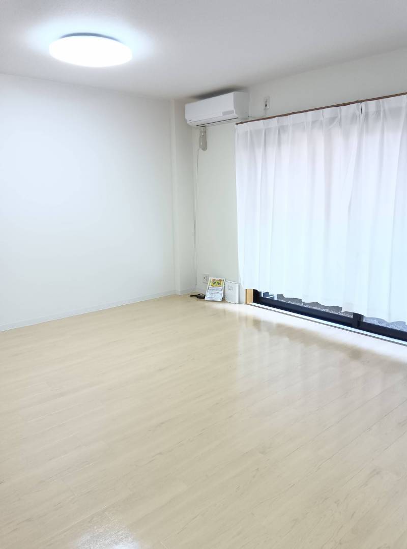 白基調の明るい内装です♪エアコン新品♪