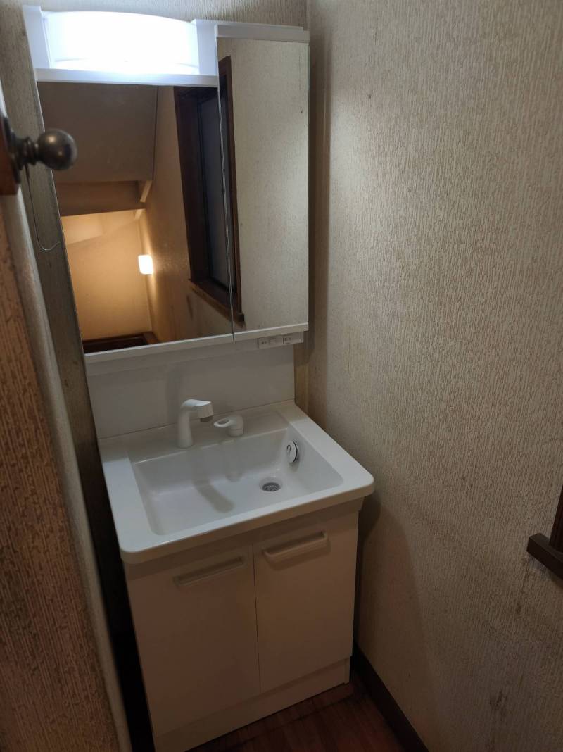 ２階洗面化粧台新品交換済
