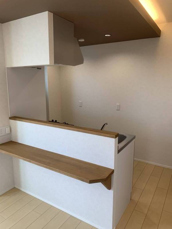 冷蔵庫置き場も幅75&times;奥行75センチで大き目OK。