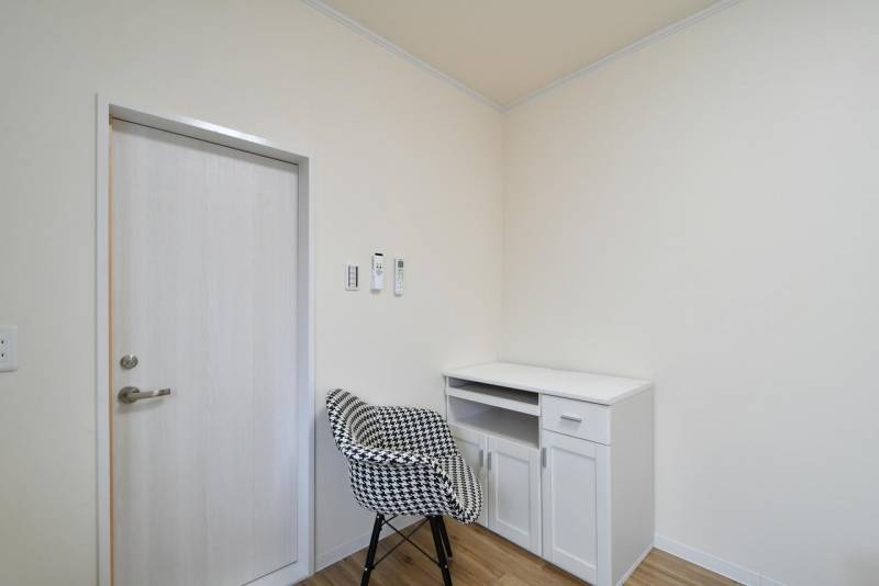 机と豪華な千鳥格子の椅子