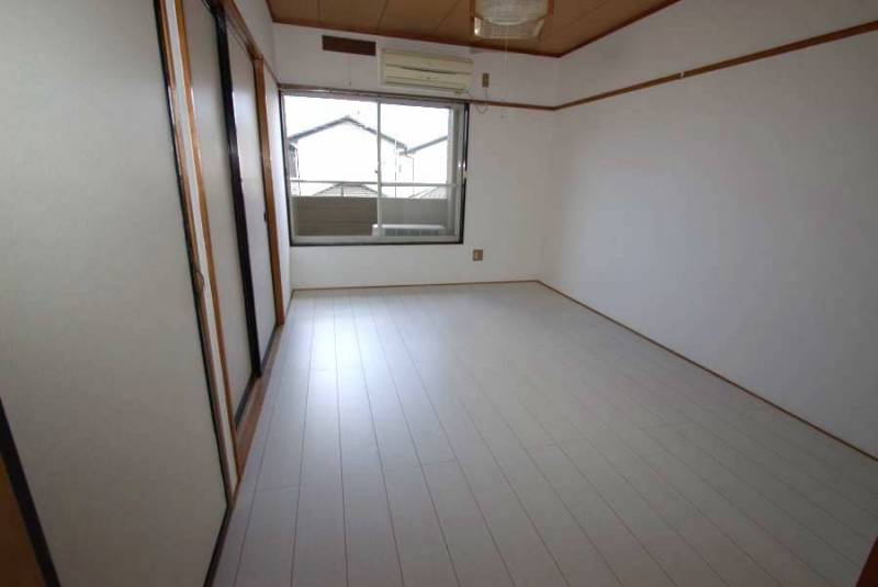 洋室６帖　新しくフローリングにしました。　物入付き！