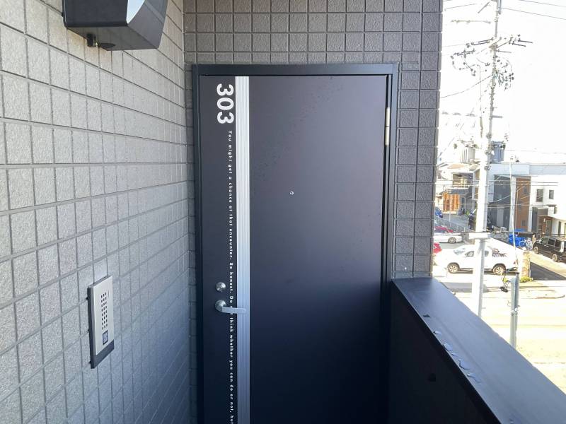 ３階の３０３号室です