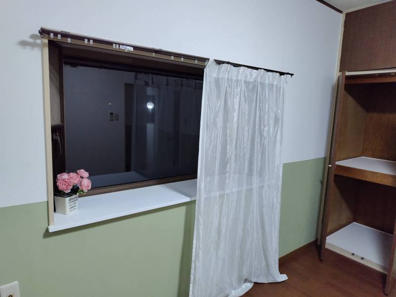 ２階洋室②６帖出窓