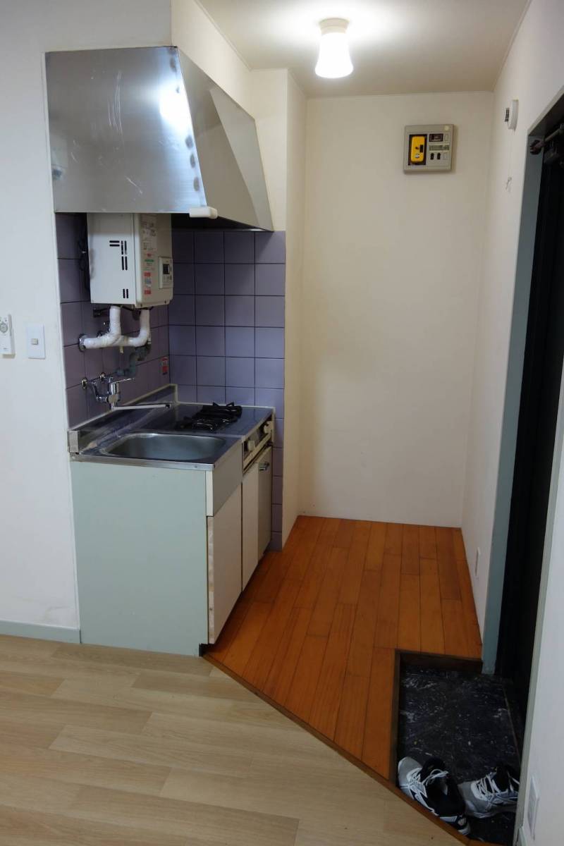 右手が玄関、左手がキッチンです。