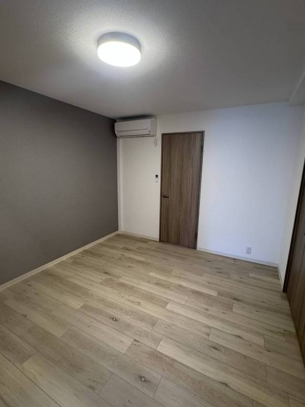 とても広くておしゃれな洋室です
床も落ち着いたフロアーです