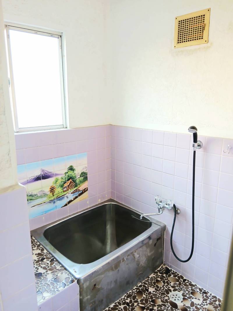 浴室。深い湯船に、頭のてっぺんまで浸かれます。