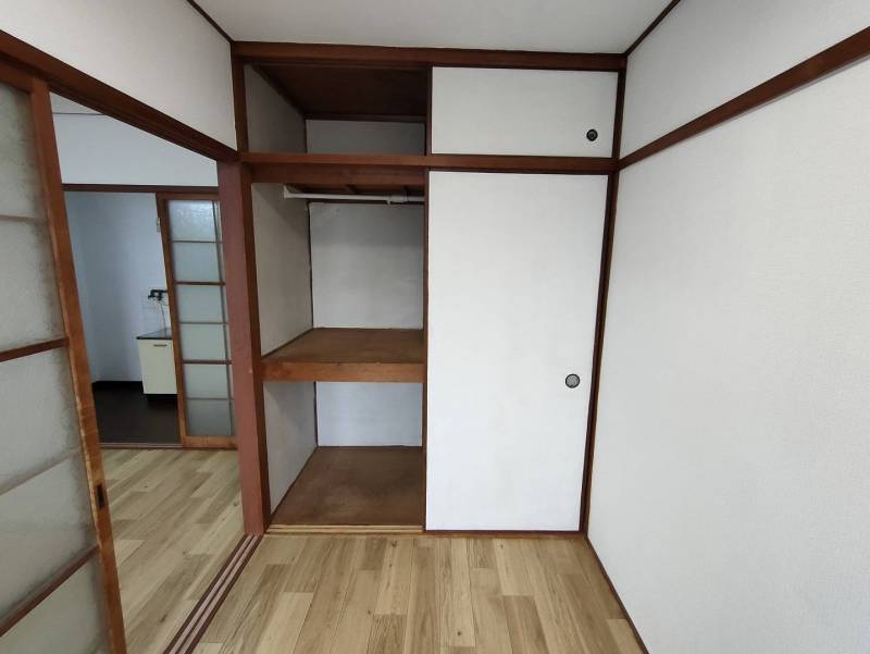押入