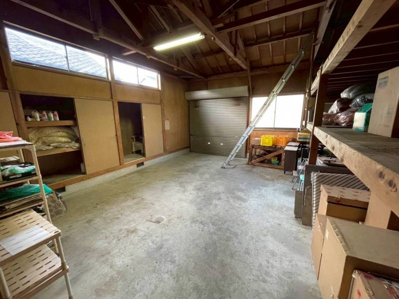 ガレージ&times;２、屋根付きカーポート&times;２。６台以上駐車可能！！