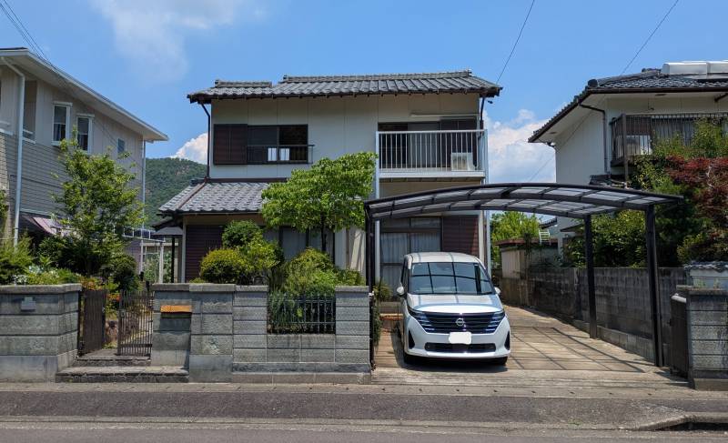 屋根付きカーポート。車2台駐車できます！
