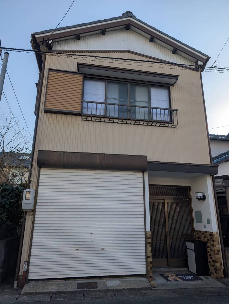 車庫付きの戸建て、宅配BOX・モニタ付きインターホンあり♪