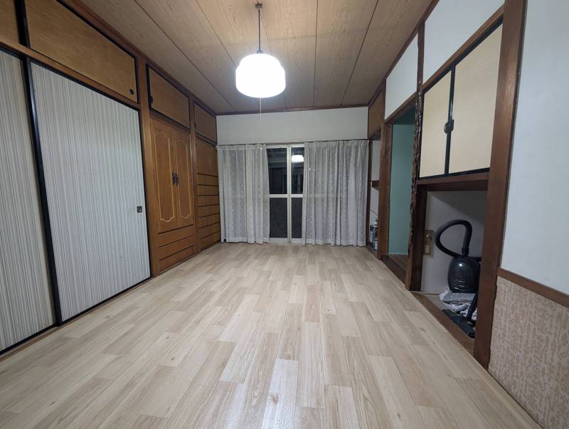 1階洋室。日当たり良し、作り付け収納も大活躍♪