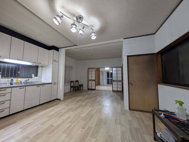 1階LDK。白基調で明るく広々したお部屋です♪