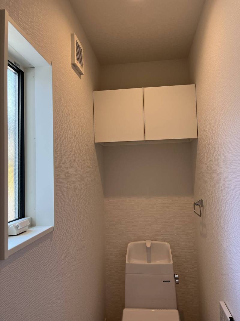 １Fトイレには大規模収納があります。