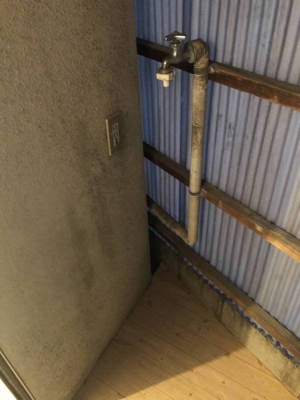 ベランダに洗濯機置き場あります