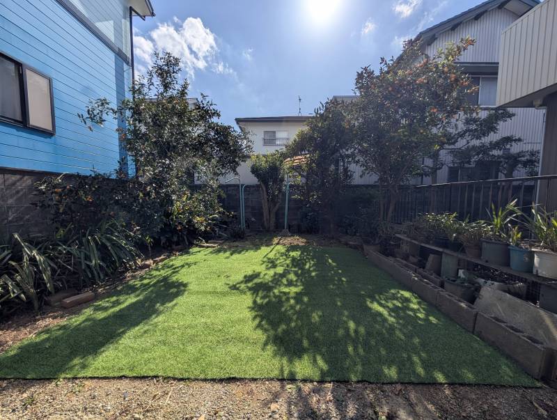 1階洋室の南に広がる庭、日向ぼっこが気持ちいい☆