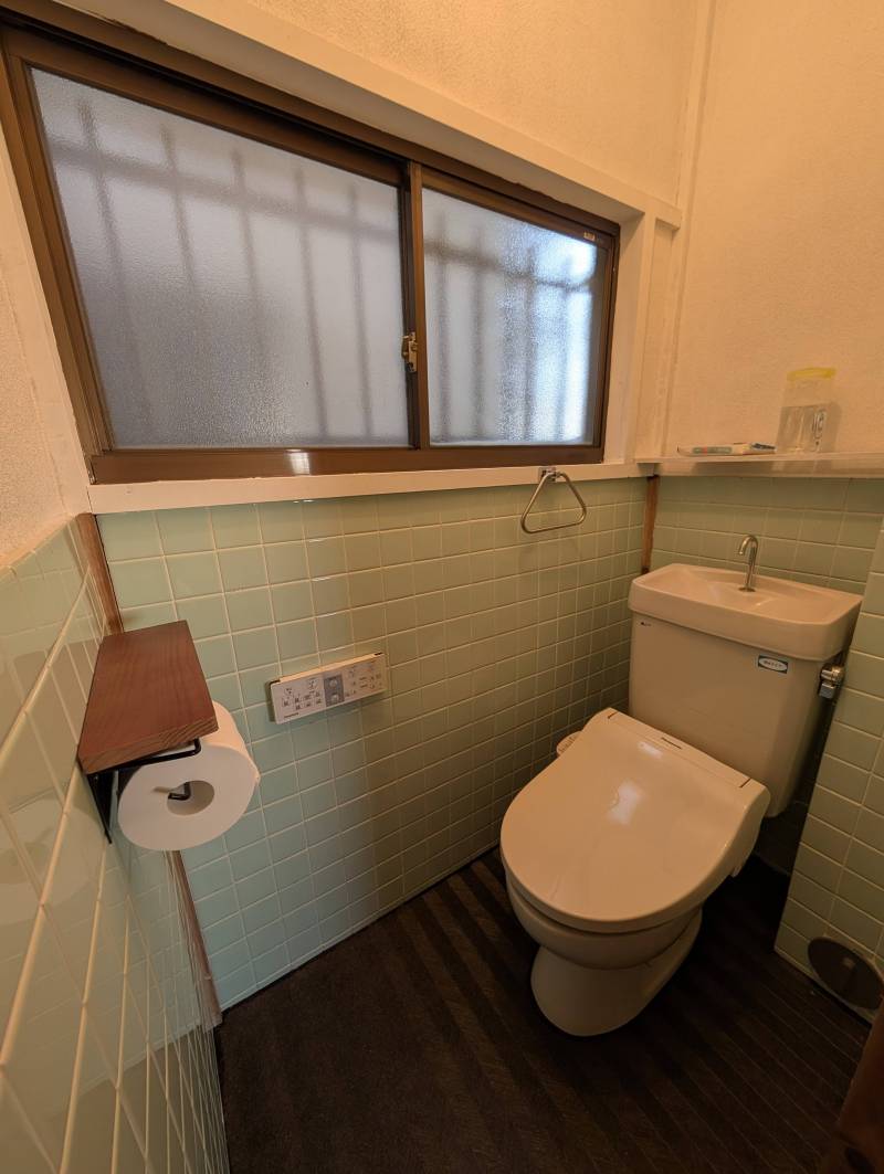 1階トイレ、LDKから程よく離れた個室です♪