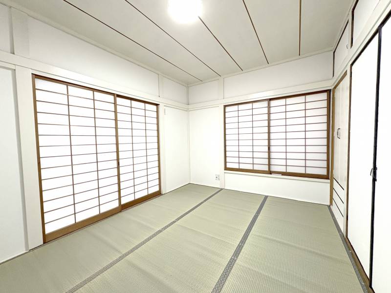 2階の和室は2面彩光でベランダに出られます。