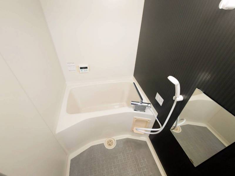 ゆっくり浸かれる浴槽です。サーモ付き給湯です。