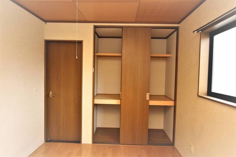 洋室１　物入　3連引き違い引き戸で使いやすい。