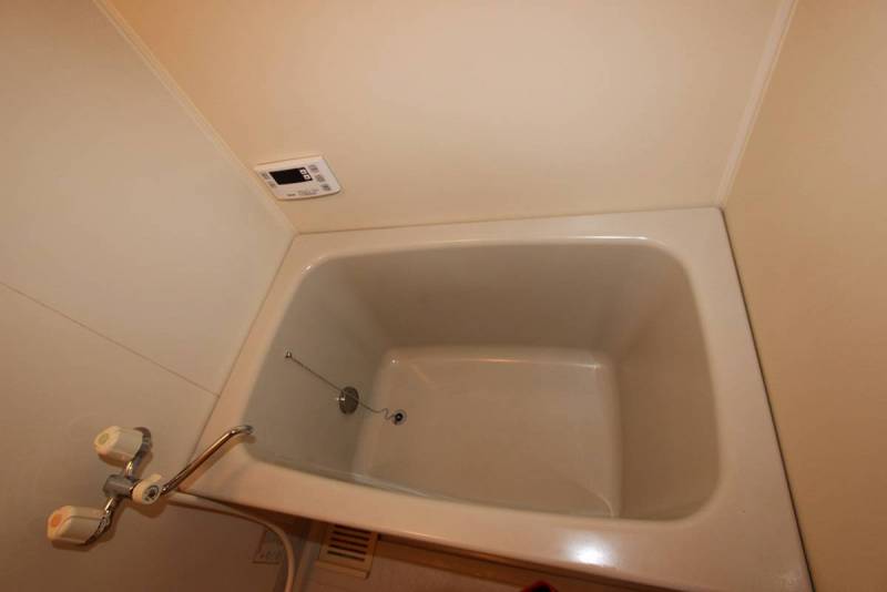 浴室　浴槽、良好な状態です。追炊付き給湯器は新品。